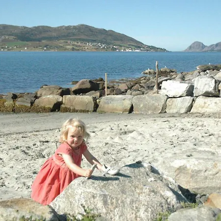 6 Person In Aram-by Traum *