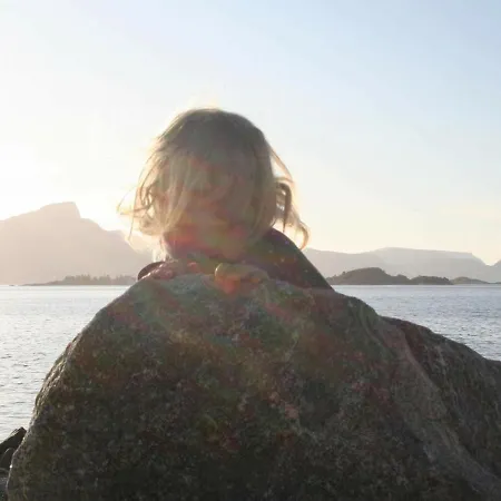 6 Person In Aram-by Traum