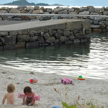 6 Person In Aram-by Traum